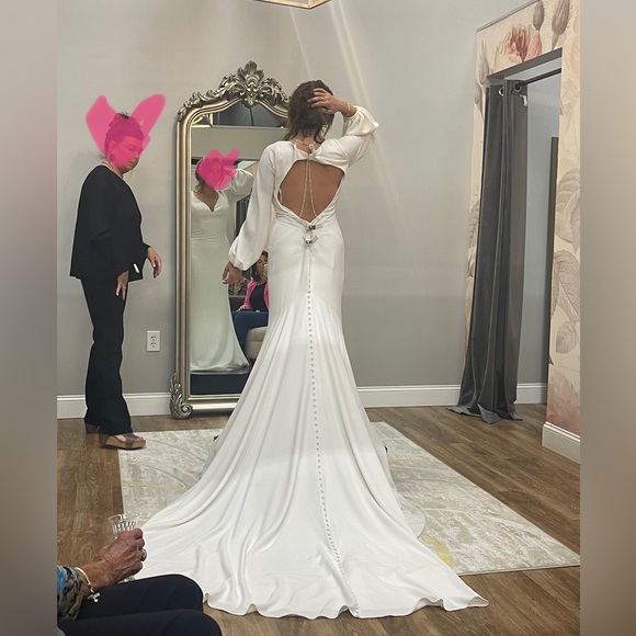 Beautiful Wedding Gown! Never worn. Size 10 altered to size 6. - Picture 5 of 12